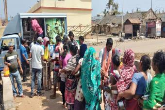 Akshaya Patra meal distribution vehicle comes to give food relief to cyclone-hit people